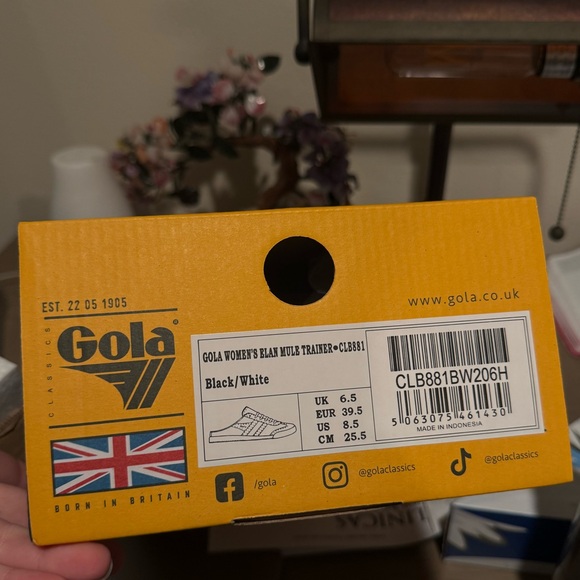 NWT Sold Out Gola Women’s Black and White Slide On Sneakers - Picture 4 of 6